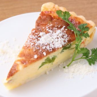 ベーコンと塩トマト、季節野菜のキッシュ(１カット)