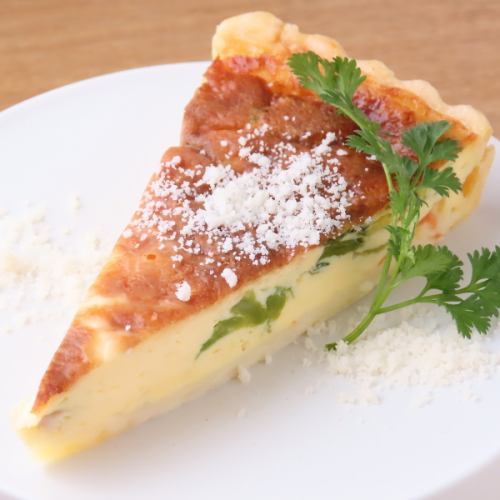 ベーコンと塩トマト、季節野菜のキッシュ(１カット)