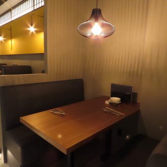 【4名席テーブル】ゆったり4名様が座れるテーブル席。お気軽にお話が出来るよう、カジュアルな雰囲気も少し醸し出しております。お仲間うちでのお食事会やご家族でのお食事などにご利用ください。