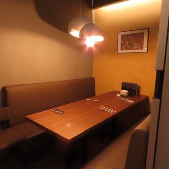 【ソファ席個室】ソファなのでゆったりくつろいで座れるように設計した個室です。