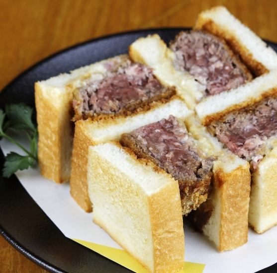 名物馬入りレアカツサンドや馬刺カルパッチョ等の店名にちなんだ料理を色々なアレンジ