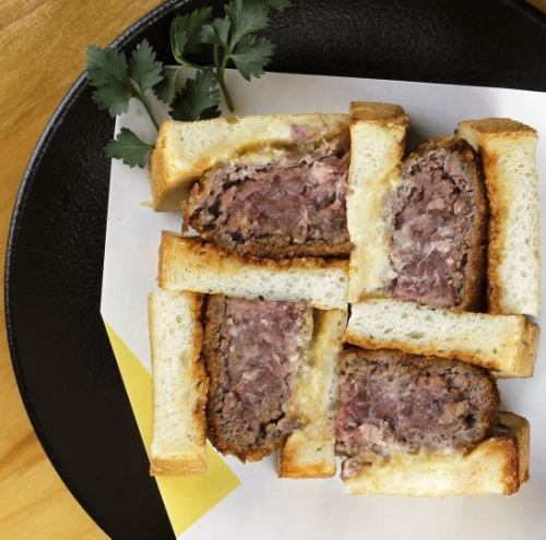 名物!馬肉入りレアカツサンド