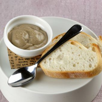 クリームチーズと合わせた天草大王レバーパテ バケット添え