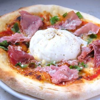 生ハムとルッコラセルバチコ、ブッラータチーズのピッツァ