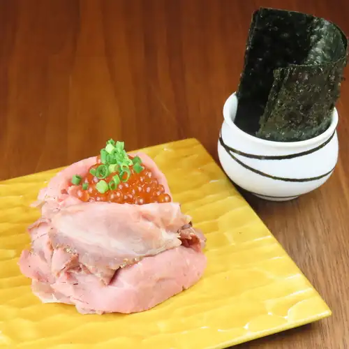 ローストビーフといくらの手巻き (1巻)
