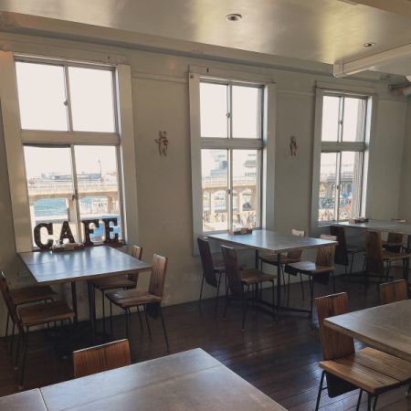 海が見える窓側のお席が人気です！