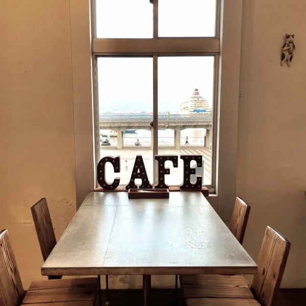 【静かな時間と、みなとみらいの景色がそっと寄り添うカフェ】窓が大きく取られた店内からは、心地よい自然光が差し込み、開放的なロケーションを楽しめます。外の景色を眺めながら過ごす時間は、日々の忙しさを忘れさせてくれるはず。お一人様で外を眺めながらゆったり過ごすのにも、ご友人と穏やかに会話を楽しむのも。