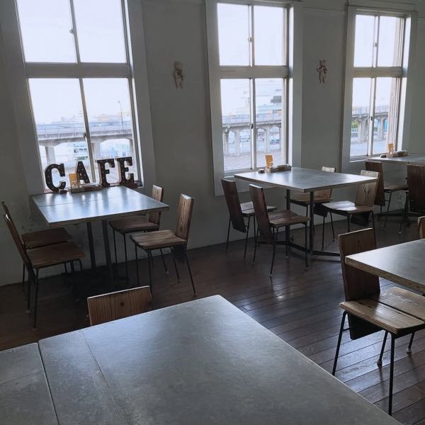 【みなとみらいの隠れ家カフェ】白壁と木の温もりが調和した店内は、シンプルでナチュラルな雰囲気。余計な装飾を抑えた落ち着いた空間づくりを心掛けており、どなたでもリラックスしてお過ごしいただけます。お席の間隔もゆとりを持って配置されているため、周囲を気にせず自分の時間をゆったり満喫いただけます♪