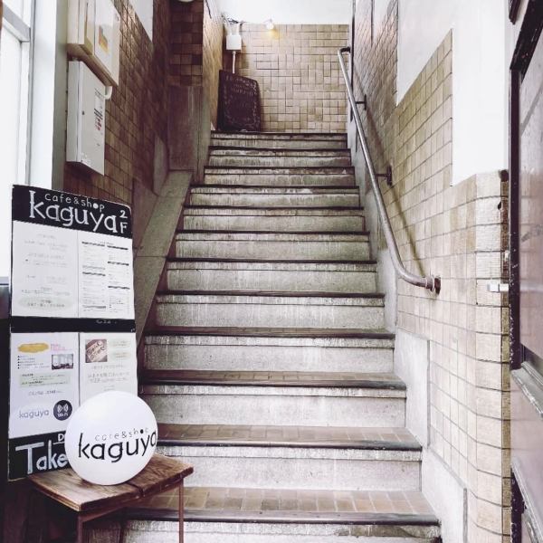 みなとみらいを静かに見渡す、小さな隠れ家カフェ。やわらかな光と木の温もりに包まれながら、心も身体もふっと楽になるゆったりしたひと時をお過ごしいただけます。ランチタイムに、カフェタイムにお気軽にお越しください。おひとりさまも、ご家族、ご友人と、心も身体もやさしく満たされる空間となっております。