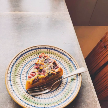 サワーチェリーとピスタチオのケーキ