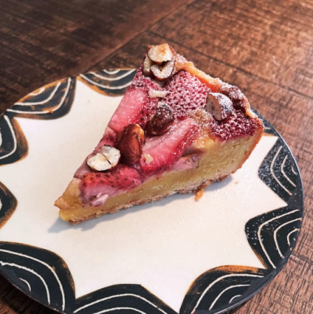 いちごとヘーゼルナッツのケーキ