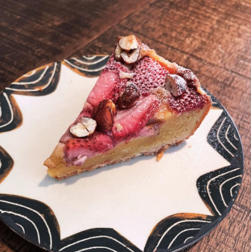 いちごとヘーゼルナッツのケーキ