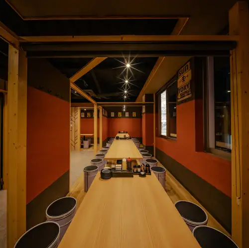 Private rooms available ● Maximum capacity for banquets: 200 people