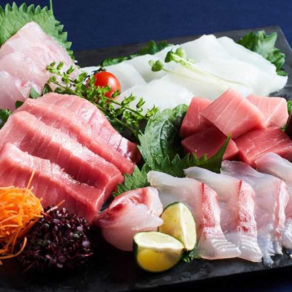 Fresh sashimi is also a proud dish.