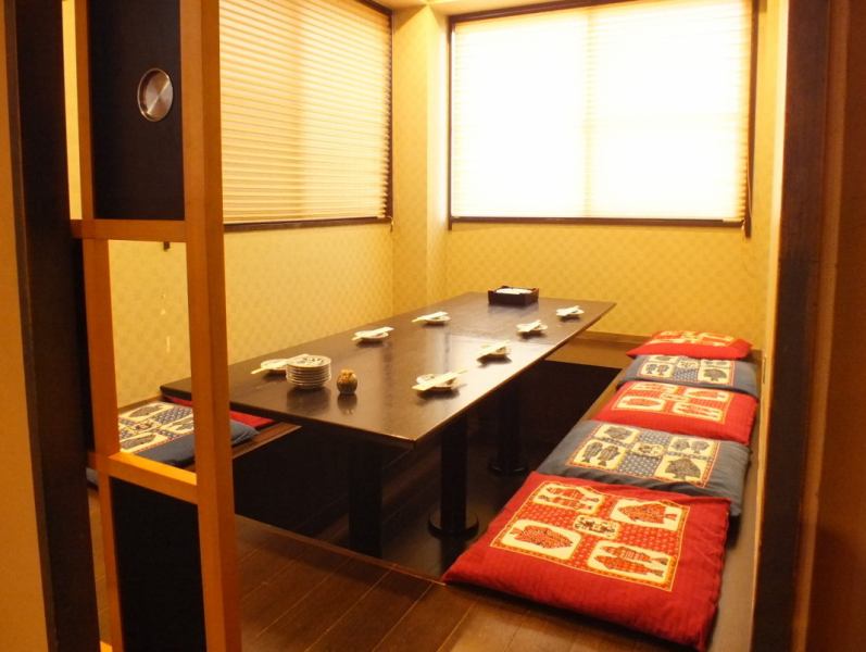 私人房间最多可容纳8人。有一个挖山羊风格的私人房间和一个榻榻米房间的私人房间，您可以放松身心。