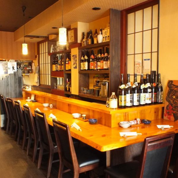 Counter seats popular with regulars.Sake and shochu line up in front of our eyes.