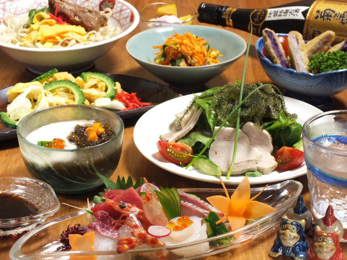 可以品嚐到引以為豪的海鮮生魚片、當地雞肉料理、沖繩料理的創意居酒屋。