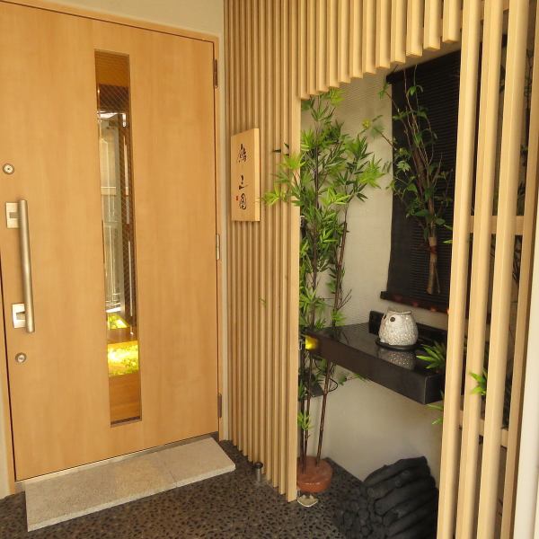 The quaint entrance where you can feel the warmth of the wood is a landmark.Excellent access within a few minutes' walk from Iidabashi Station on each railway line!
