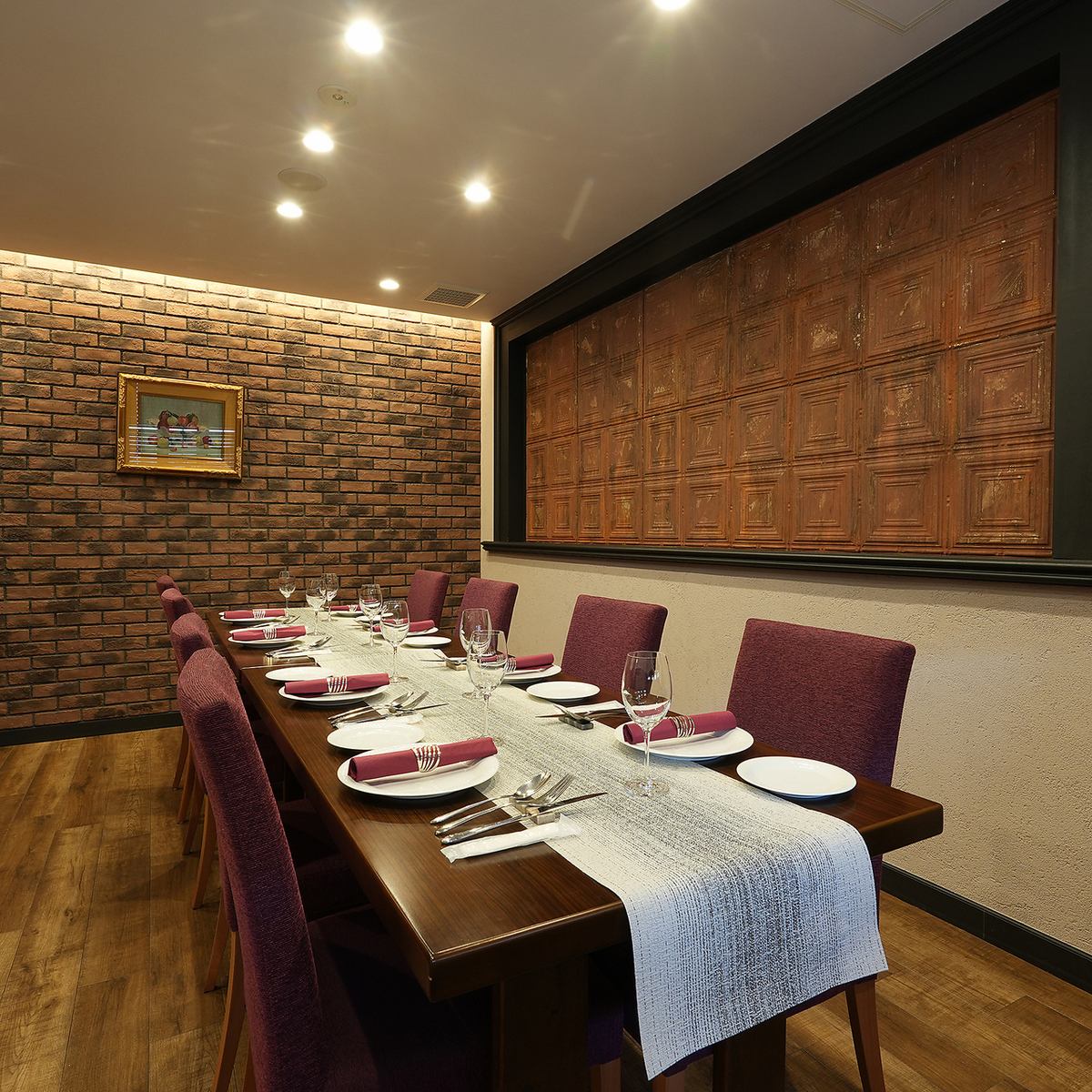 落ち着いた雰囲気の中でお食事をお楽しみくださいませ！