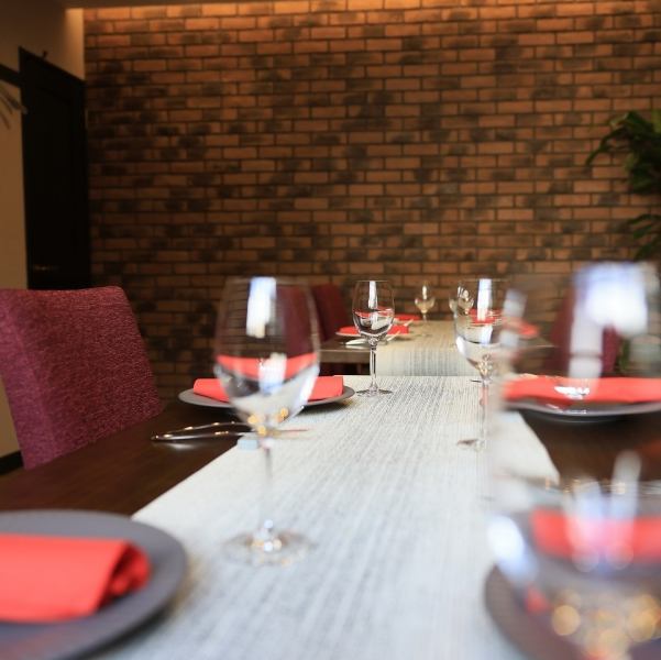 当店の個室は、会食やご家族のお食事にぴったりのプライベート感あふれる空間です。周囲を気にせず、ゆったりとした時間を過ごしながら、美味しい料理とともに心温まる会話を楽しむことができます。特別なひとときを演出するための理想的な場所で、大切な方との大切な瞬間をお過ごしくださいませ！