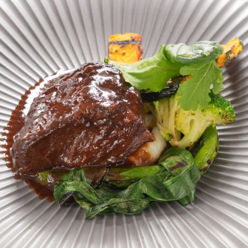 国産牛ほほ肉の黒味噌と赤ワインの煮込み