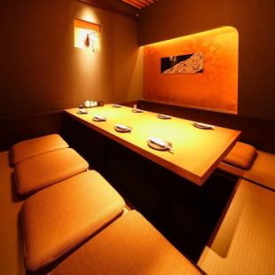 这是一个日式包房可容纳8人的座位。请用于朋友的商务娱乐或小型宴会。