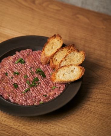 馬肉のタルタル　メルバ添え