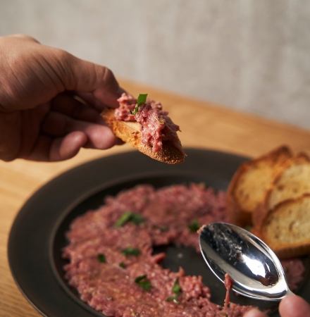 馬肉のタルタル　～メルバ添え～