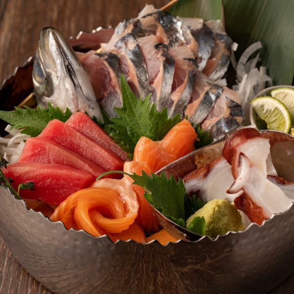 除了烤鸡肉串之外，还有产地直送的鲜鱼、创意日本料理等适合下酒的菜肴。
