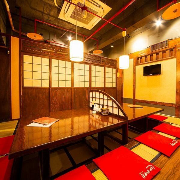 12名収容の個室が4部屋。仕切りを外すと最大60名収容の個室に！様々な人数に合わせ、お席をご用意致します。30年以上続く当店は、木の温もりと昭和の趣を感じるレトロな内装が魅力。掘りごたつの個室や広々とした座敷席で、ゆったりとした時間をお過ごしいただけます。