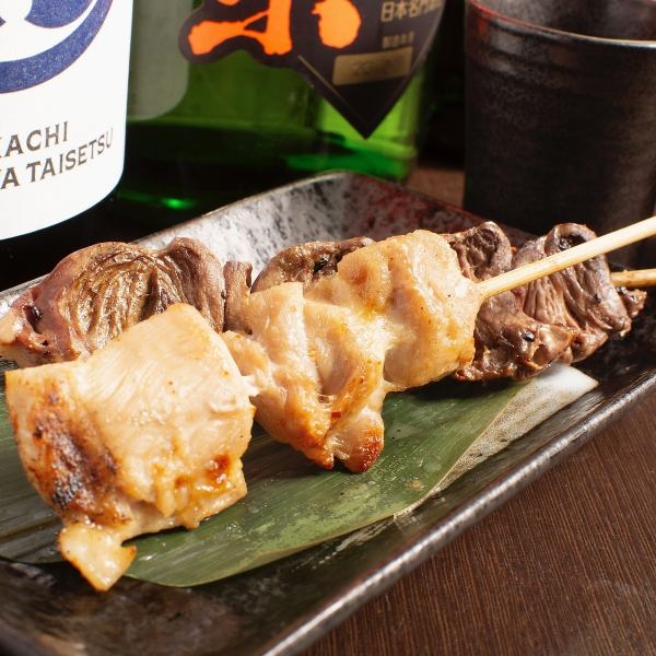 炭火でじっくり焼き上げる職人技の炭火焼き焼鳥！ジューシーさと歯ごたえが絶妙な逸品。