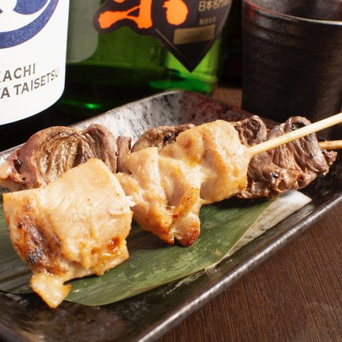 炭火でじっくり焼き上げる職人技の炭火焼き焼鳥！ジューシーさと歯ごたえが絶妙な逸品。