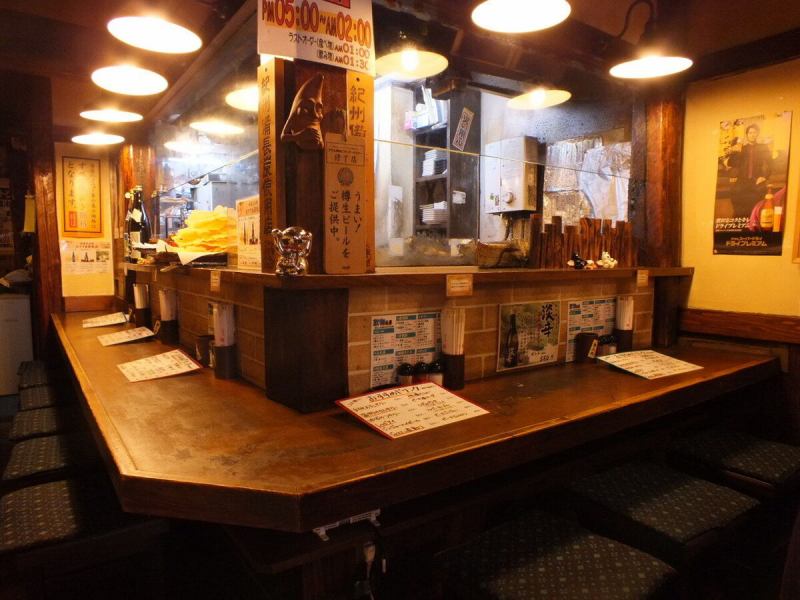 気軽な雰囲気でやきとりを楽しめるお店です。焼き場の見えるカウンターでの一杯は特にオススメ！焼き場の活気と香りも一緒にお楽しみ下さい！1人でふらっと行くのにも最適です☆また、鮮度の良いお刺身もご提供しております◎お魚料理も充実しております！