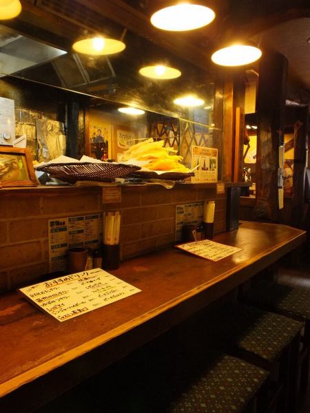 あたたかな色味の照明と柔らかな雰囲気に包まれた、まるで山小屋ムードの焼鳥屋さん。カップルでゆっくり飲んだり、仲間で賑やかに楽しんだり…ご自由にお楽しみいただけます。