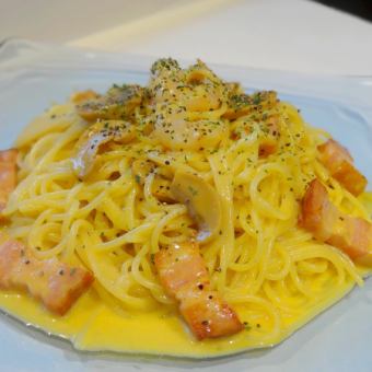 Carbonara with shrimp and thickly sliced bacon