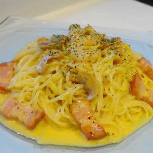 Carbonara with small shrimp and thick-sliced bacon