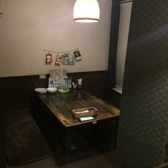 It is a digging-type tatami room seat for 4 people.* There are 2 other tables of the same type.* The seats are semi-private rooms separated by all goodwill.