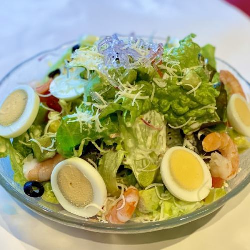 Caesar salad with shrimp and avocado