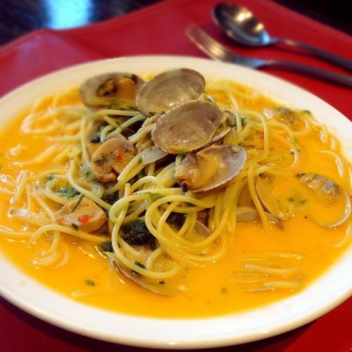 Spicy soup spaghetti with clams and fresh seaweed