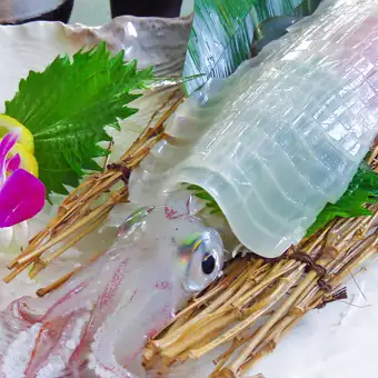 【仅限周一至周四】鱿鱼自助餐！8道奢华菜肴，120分钟畅饮。九州男子的鱿鱼盛宴套餐：4400日元（含税）