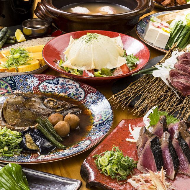 提供无限畅饮等丰富的套餐！请尽情享受稻草烧料理。