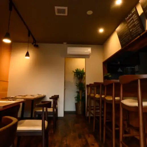 【木の温もり溢れるお洒落な空間♪アットホームで心地よい店内◎】お洒落な入口から一歩足を踏み入れると、木の温もりが心地よいアットホームな空間が広がっています!◎スタッフの温かいおもてなしで、初めての方でも肩肘張らずリラックスして本格イタリアンとワインを心ゆくまでお楽しみいただけますよ♪