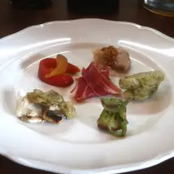 Seasonal appetizer platter (1 serving)