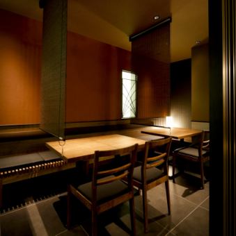 A small number of customers can also relax in the curtain private room.