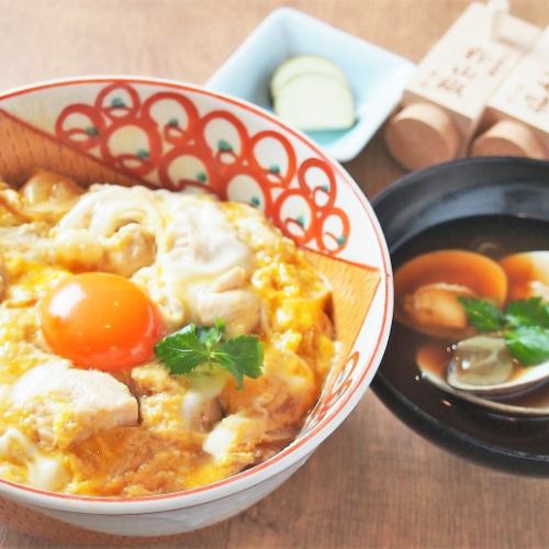 That hand is Kuwana's oyakodon (with red clam soup)