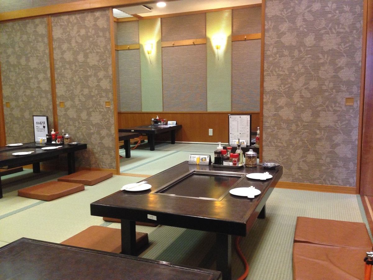Banquets are possible in the tatami room that can accommodate up to 30 people.Each table is equipped with an iron plate!