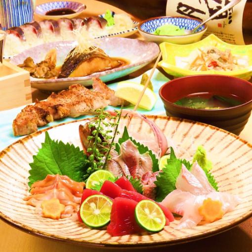 【5,000日元（含税）附无限畅饮套餐】共6道菜品，使用产地直送的时令鱼类制作的生鱼片和烧烤非常精致♪