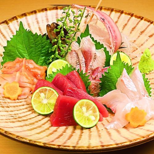 Assorted sashimi made with seasonal fish♪ 1,650 yen (tax included)
