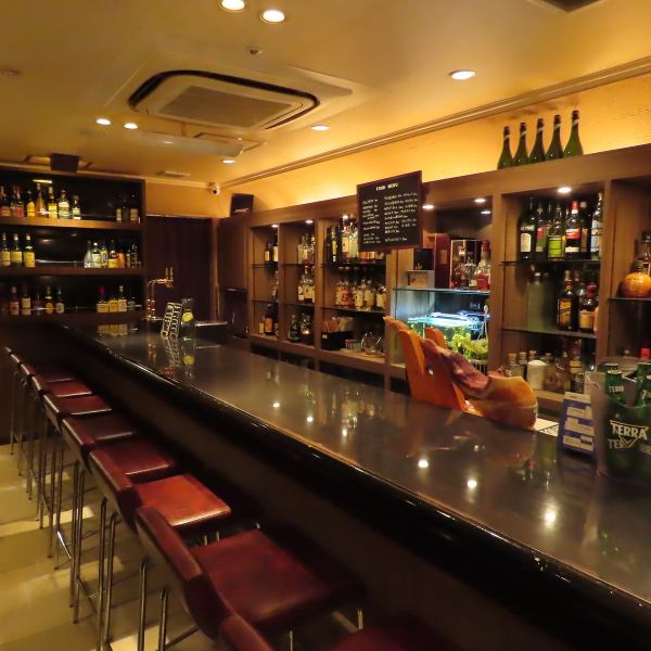 【二次会や三次会に！】お店の雰囲気にもこだわりあり！カウンター席にテーブル席もあり、1名様から最大12名様までの貸し切りまで受け付けております。二次会や三次会用のドリンク、おつまみ、料理もたくさんございます。［二次会/三次会/貸し切り/宴会/女子会/デート］