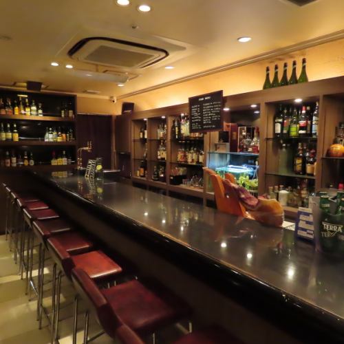 カウンターのみの落ち着いた店内です。お一人様での軽い一杯飲みや飲み会の二次会、デートにおすすめです！